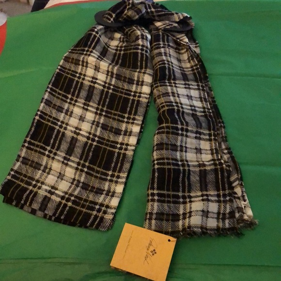 Patricia Nash Black & White Plaid Scarf 100% Viscose Fringed Edges OS NWT - Picture 13 of 13